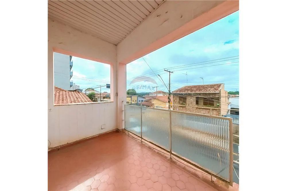 CASA A VENDA - 2 CASAS 6 DORMITÓRIOS + EDICULA CENTRO -ARARAS SP.