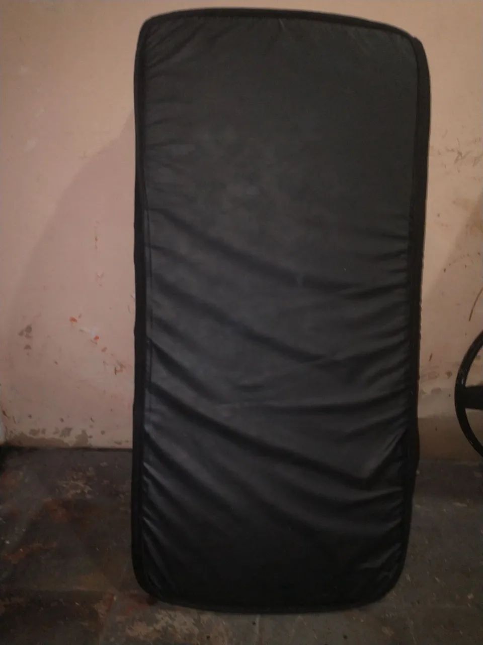 Vendo um colchão de casal que vira um pulfe pra sentar 