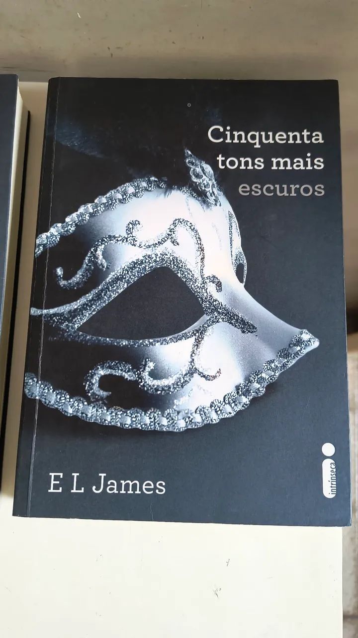 Livro 50 tons de cinza e 50 tons mais escuros  - Foto 3