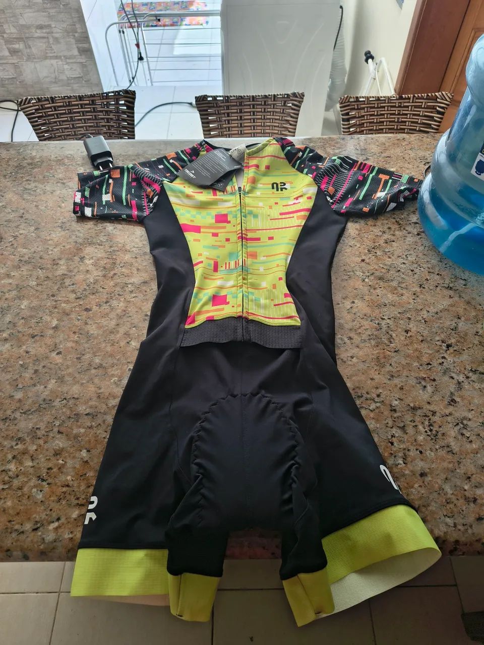 Macaquinho de triathlon com etiqueta 