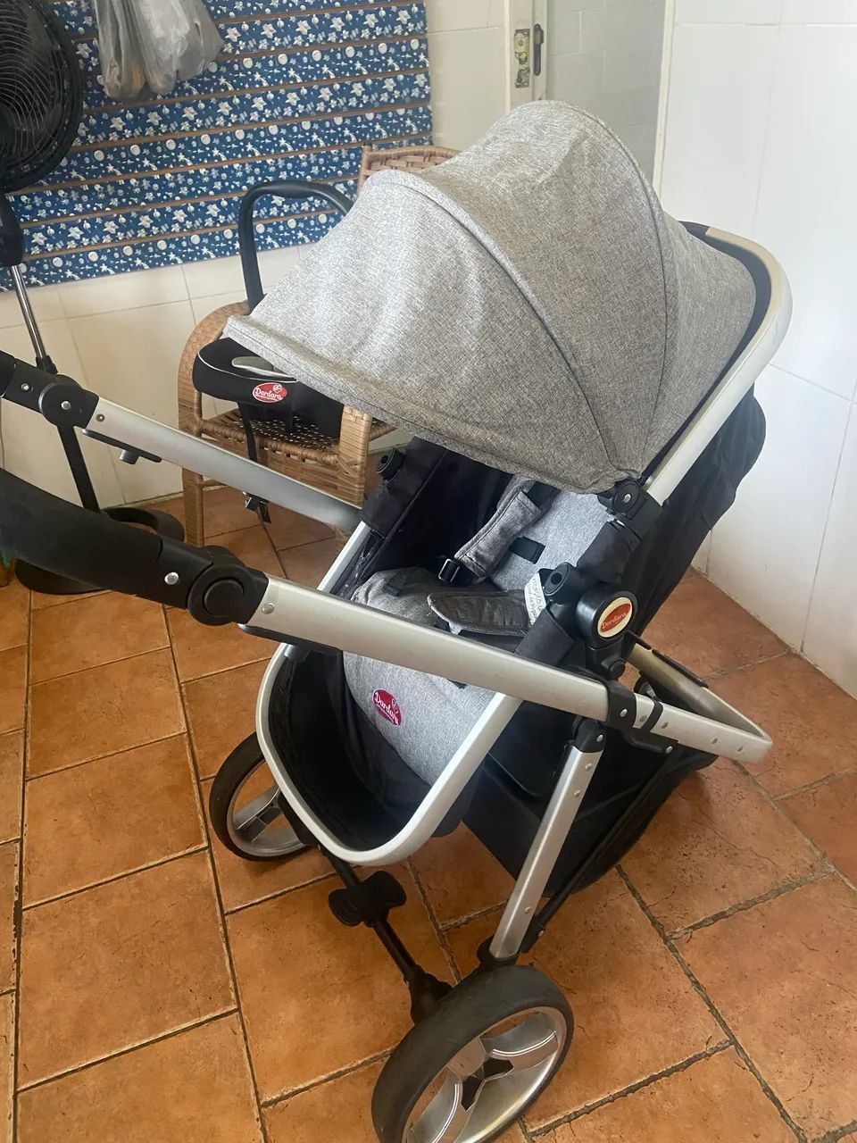 Carrinho de bebê com bebê conforto 