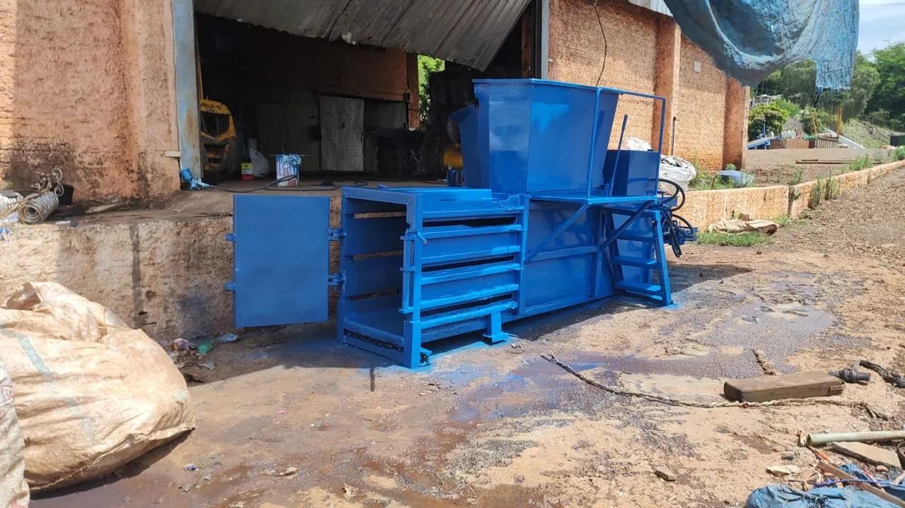 Vendo ou troco Prensa horizontal  usada para papelão, papel e plástico 