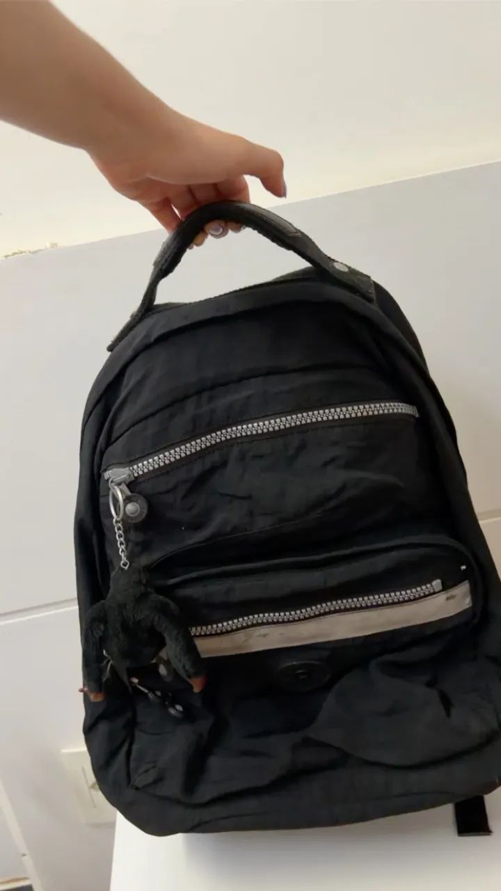 Mochila Grande Kipling Original Preta com Chaveiro - Foto 3