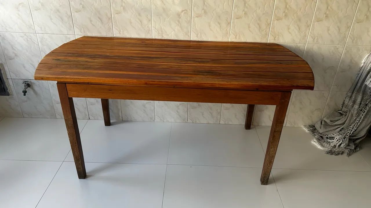 Vendo mesa em madeira maciça.