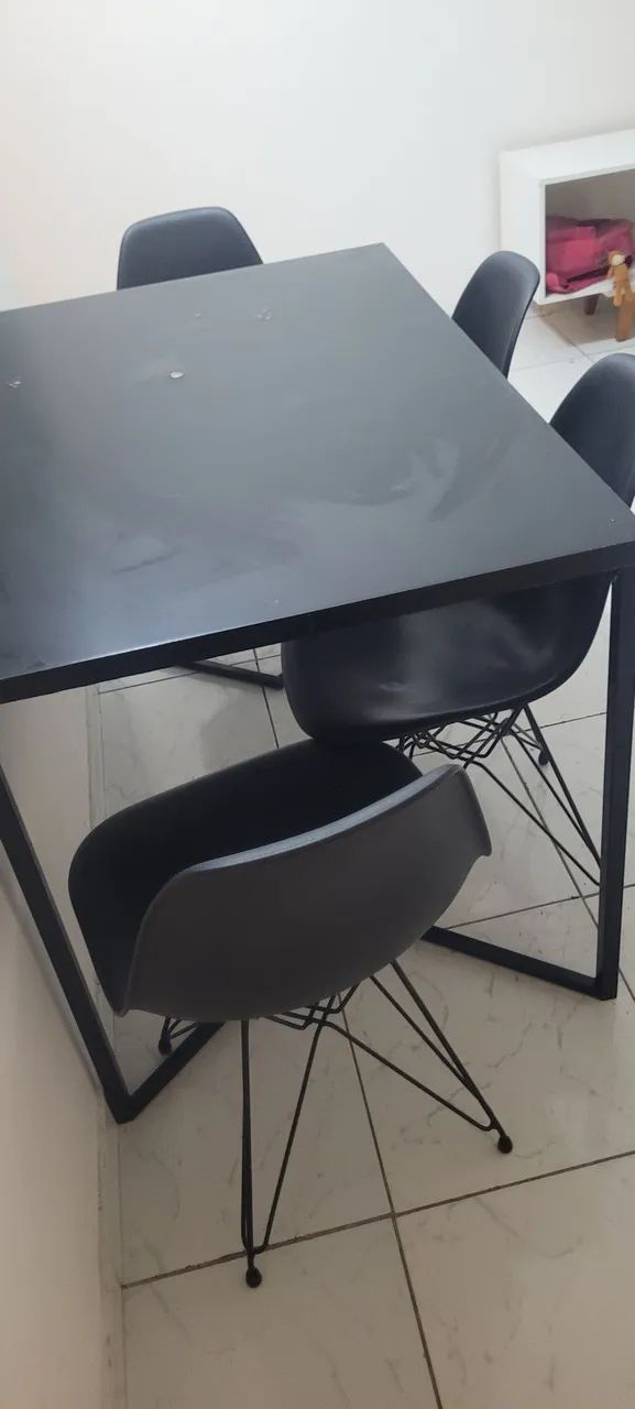 Jogo de Mesa Industrial Preta + 4 Cadeiras Eames Eiffel (Usado)