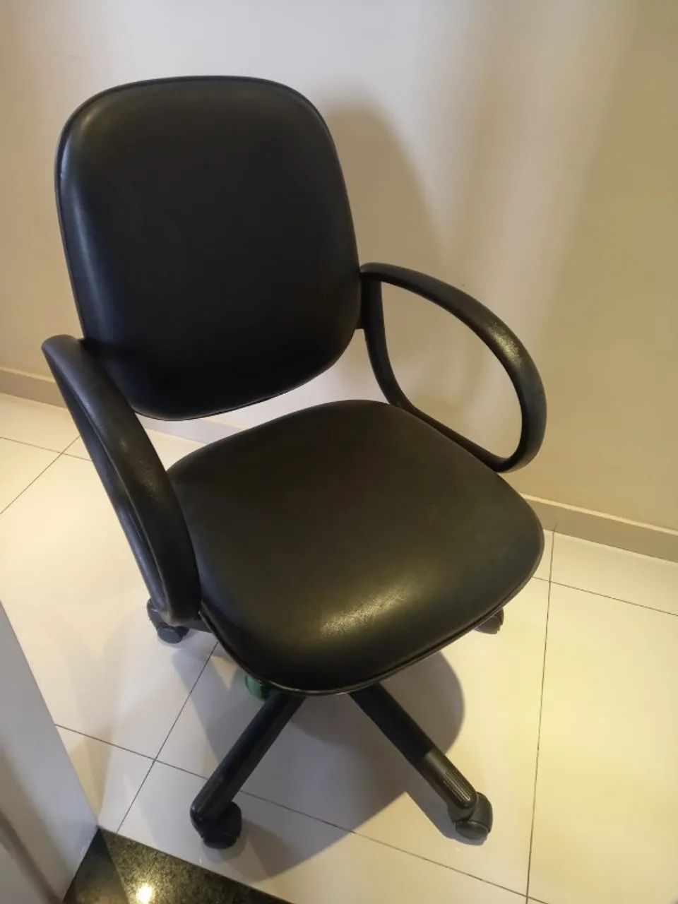 CADEIRA ESCRITORIO GIRATORIA PRETO USADA