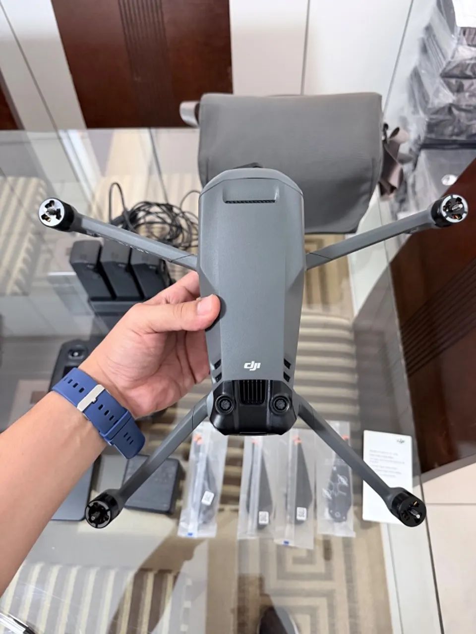 SOMENTE O DRONE DJI MAVIC 3 PRO - IMPECÁVEL  - Foto 3