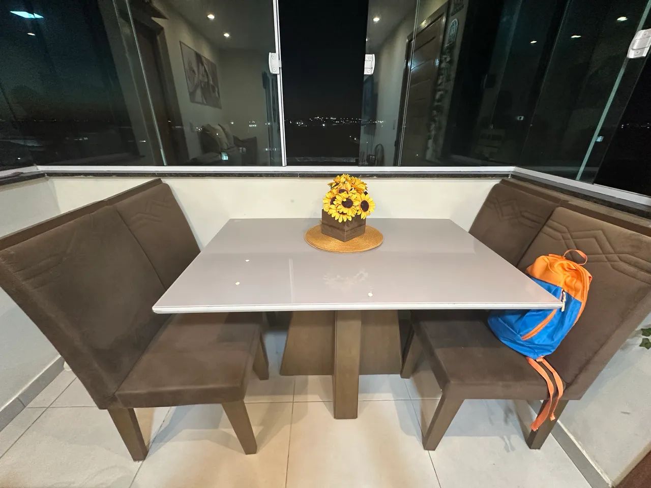 VENDO MESA  COM 4 CADEIRAS - Foto 3