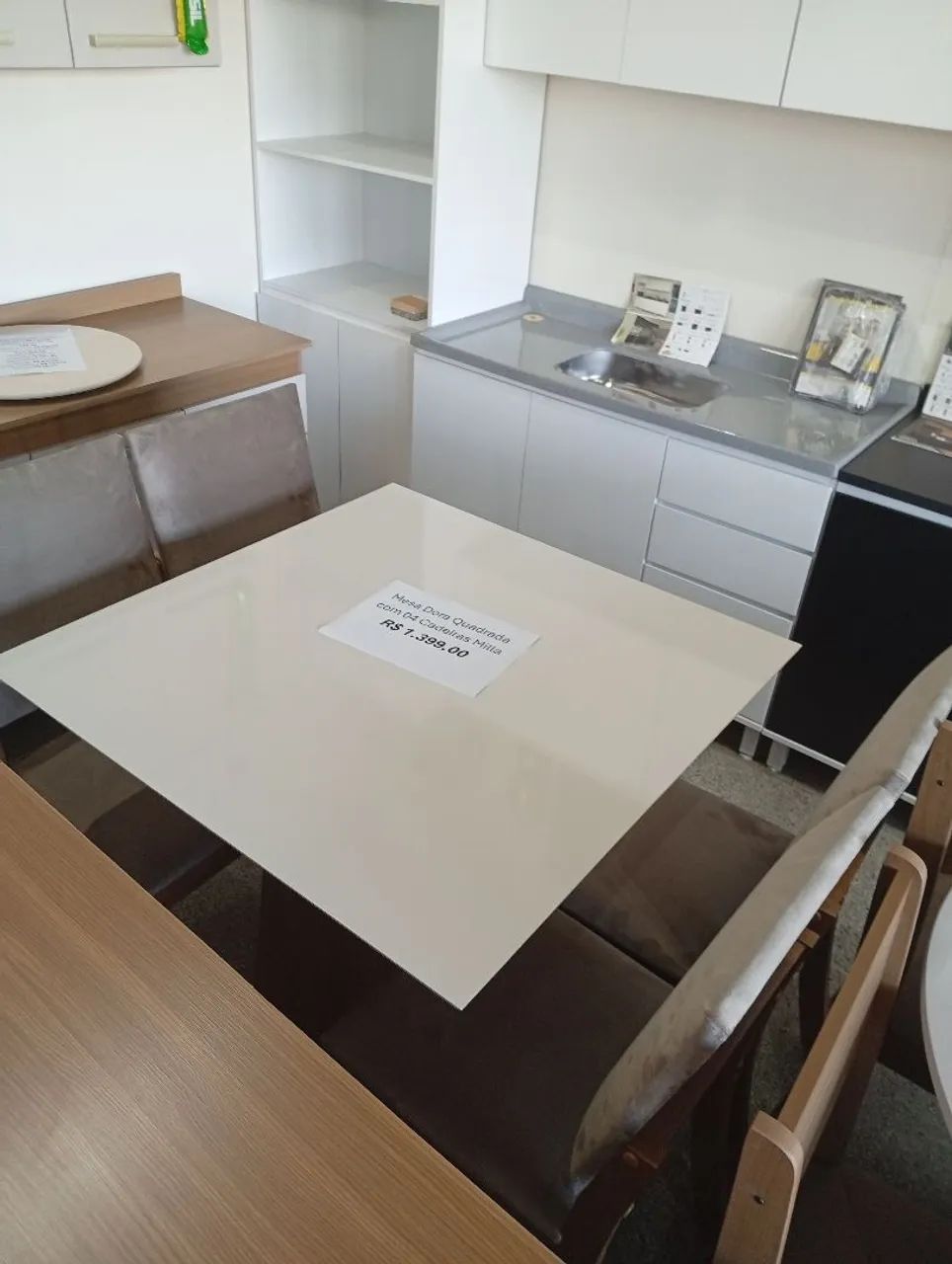 Mesa Dora Quadrada 4 cadeiras Milla
