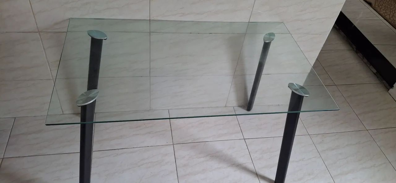 Mesa de vidro.