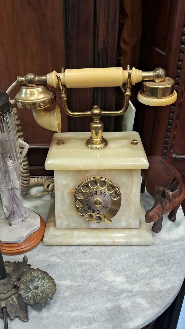 telefone vintage da marca Teleart, caracterizado pela base em mármore ou ônix 