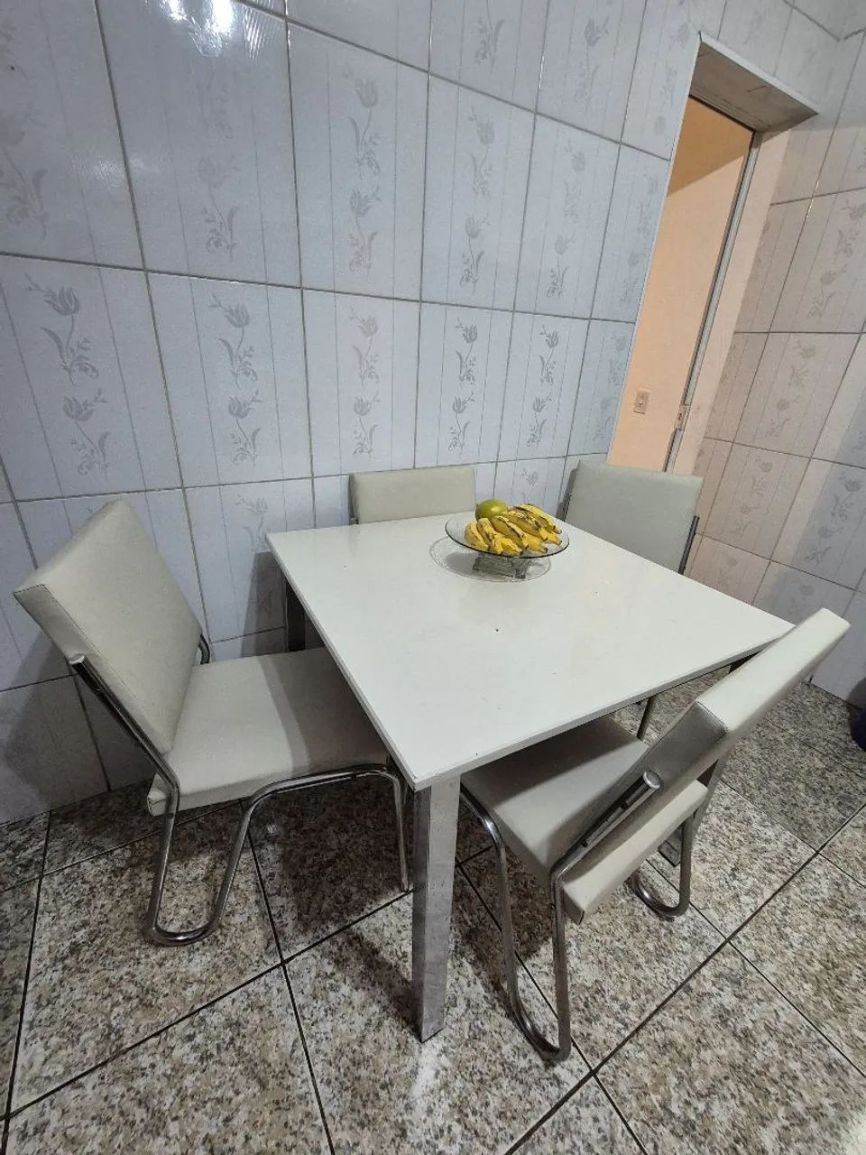 Mesa com quatro cadeiras  - Foto 3