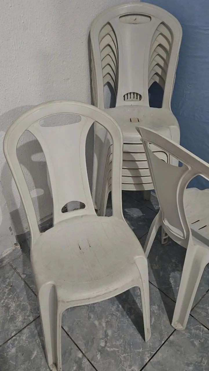 Cadeiras de plástico no preço