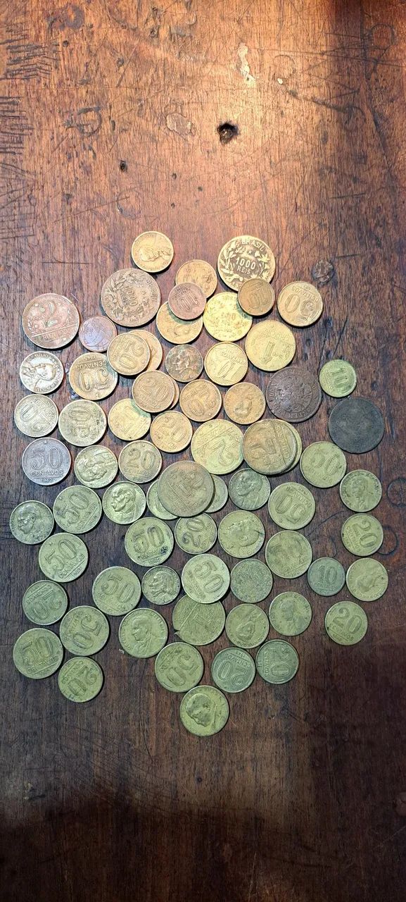 Lote com 70 moedas antigas amarelas 