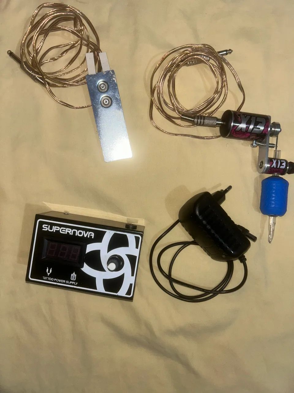 Máquina de tatuar x13 gold, com fonte e pedal 