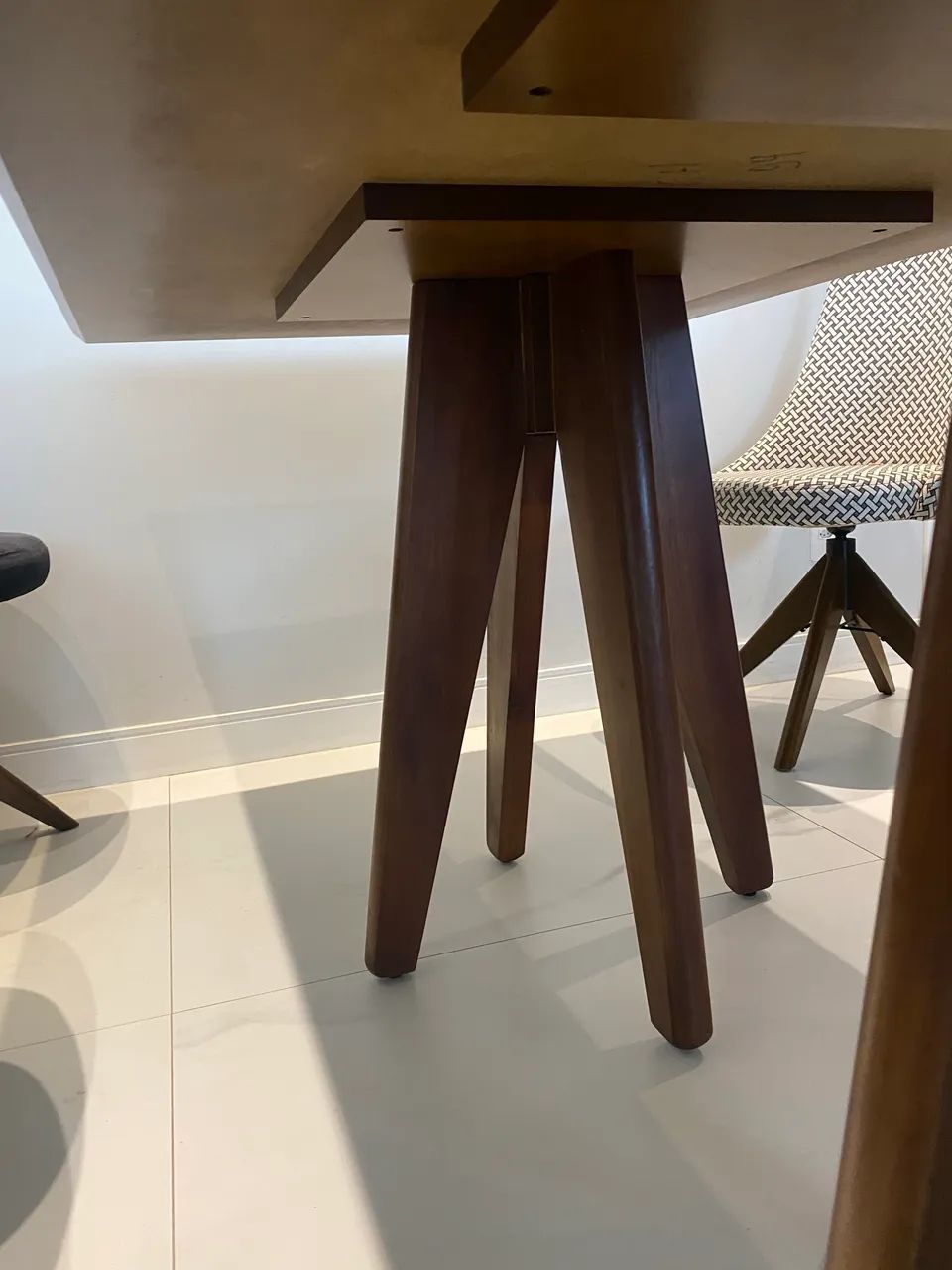 Mesa e 8 cadeias  .Madeira maciça com vidro preto - Foto 4