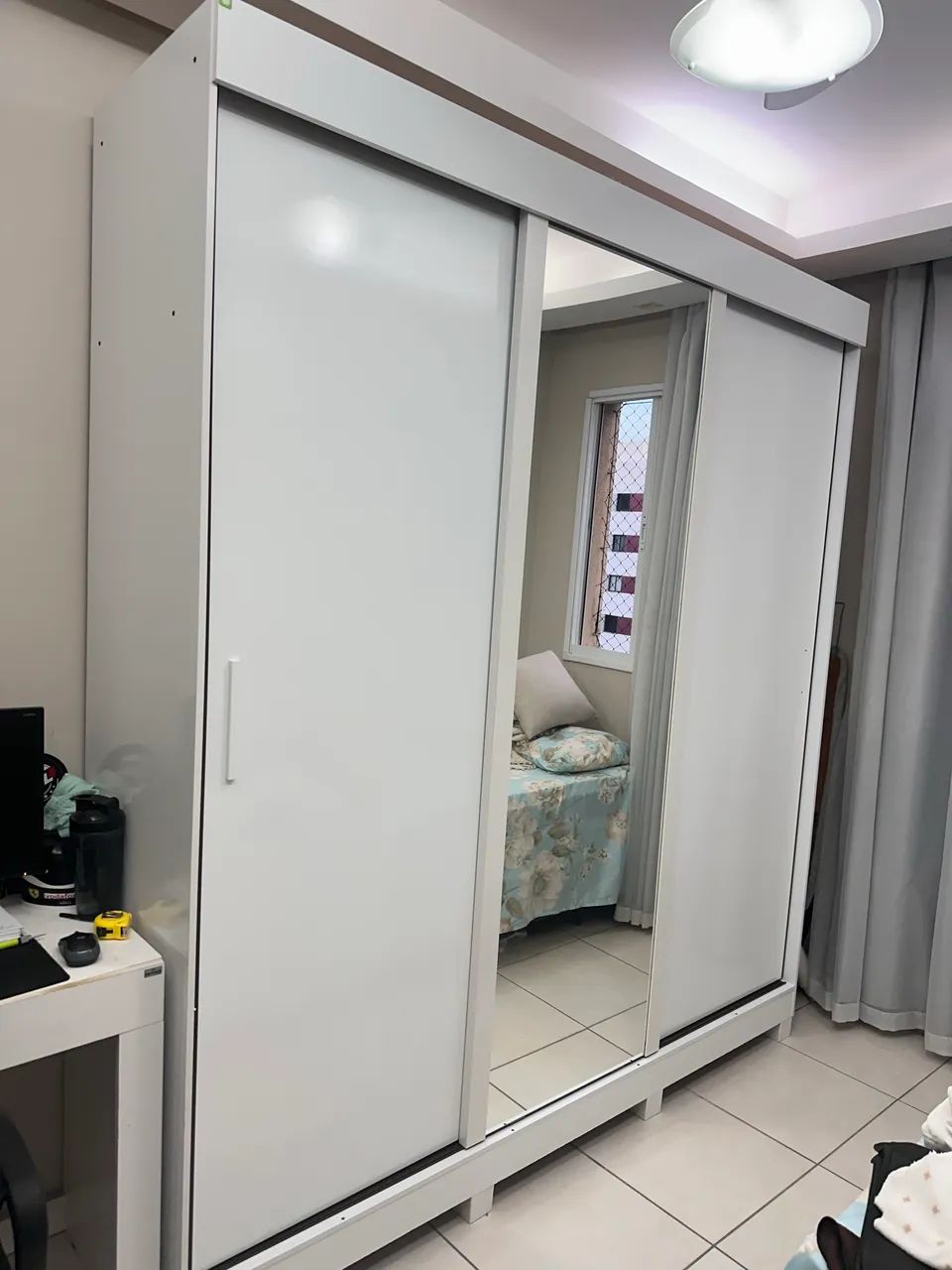 Guarda roupa com espelhos 