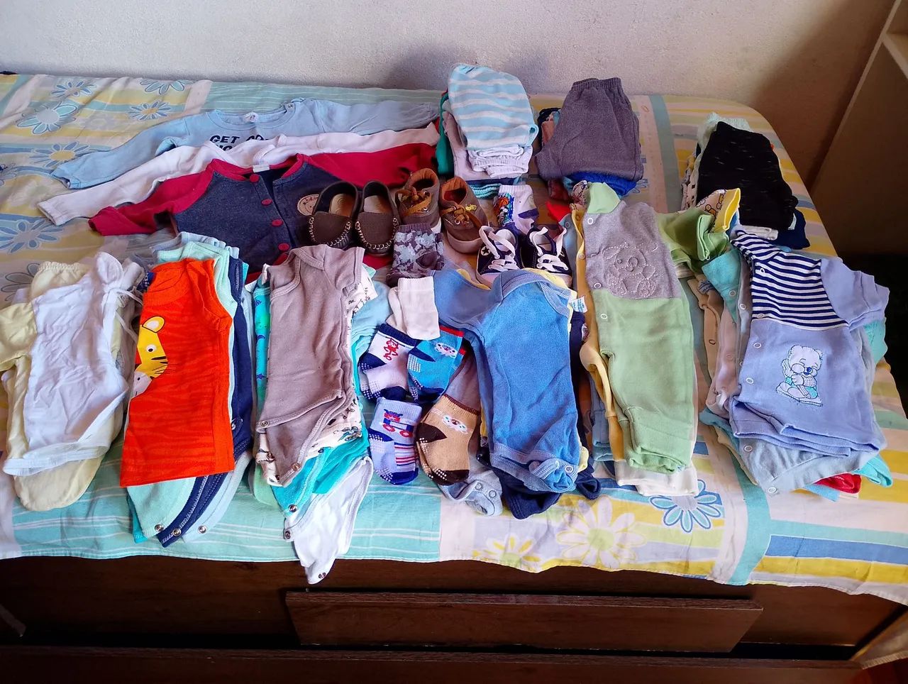 Lote de roupas de bebe + ninho redutor e almofada de amamentação  - Foto 2