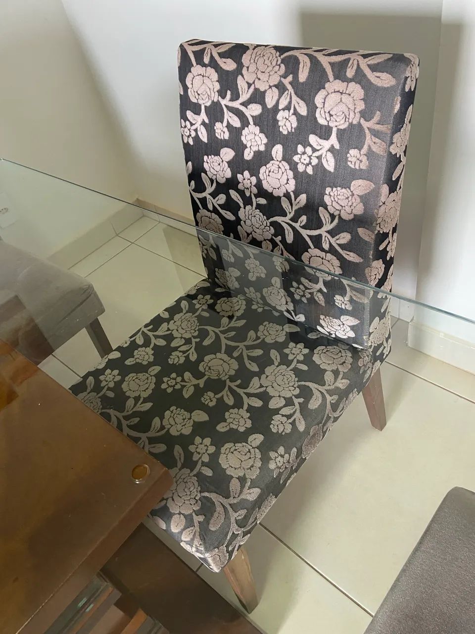 Mesa Quadrada com 6 cadeiras 