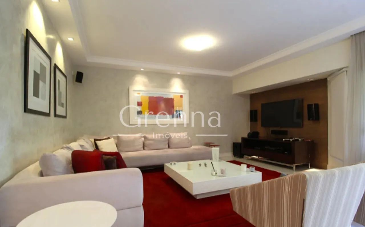 Apartamento de 210 m² com 3 suítes e 3 vagas no Condomínio Palais Royal em Moema