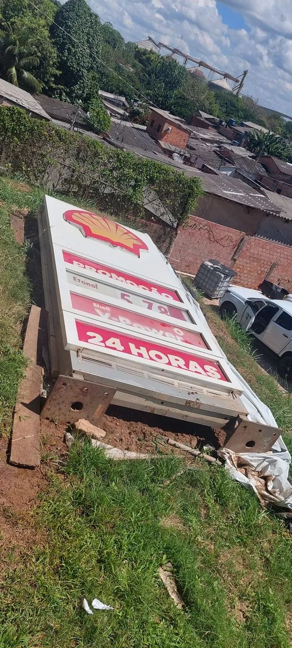 A negócia um totem de posto de gasolina 