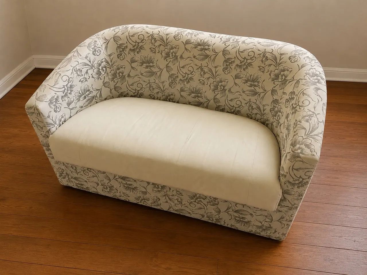 Sofá de Couro Floral Branco - Foto 2