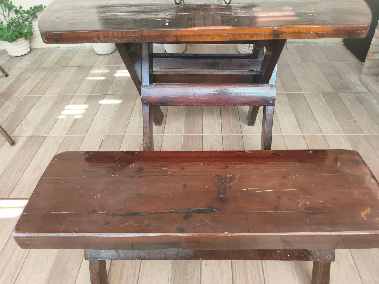 Vendo mesa de madeira com bancos - Foto 4