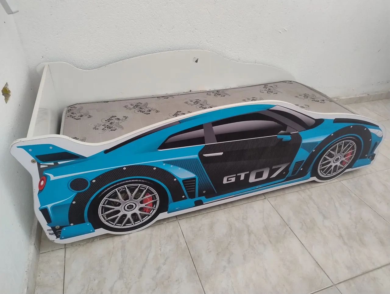 Cama infantil em formato de carro com colchão 