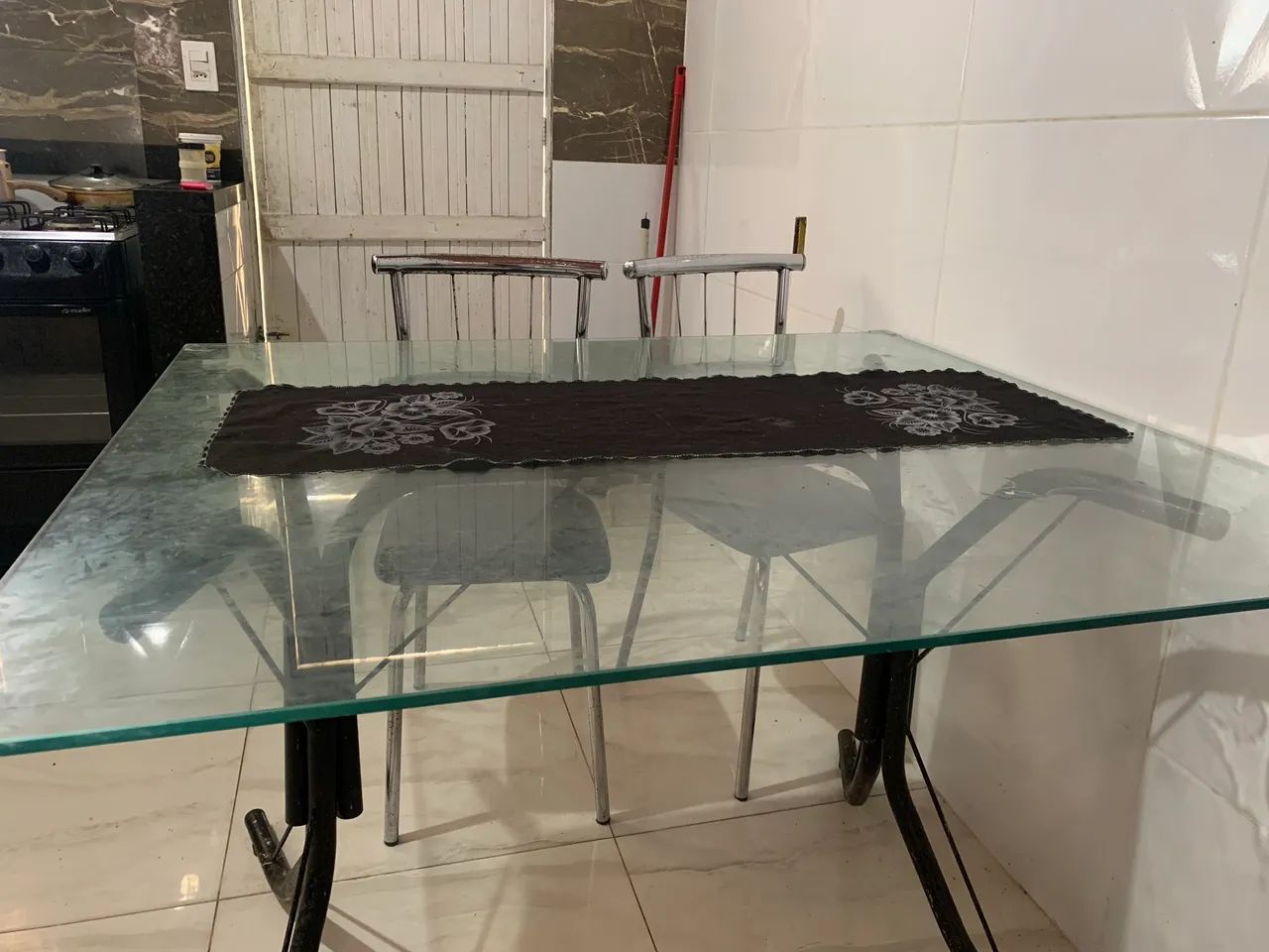 Vendo mesa acompanha 5 cadeiras  - Foto 2