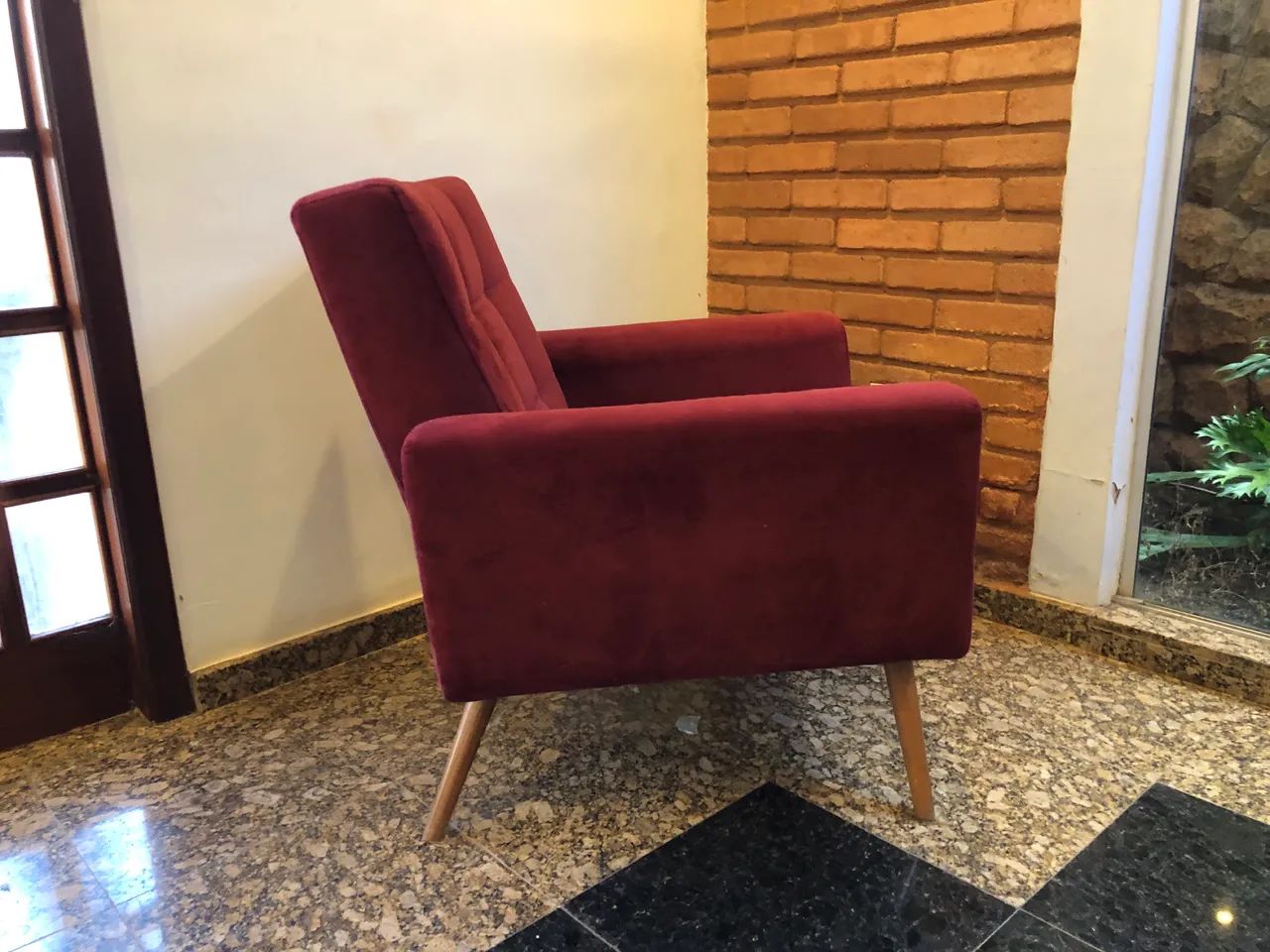 Poltrona Capitonê em Suede Vinho ? Estilo Mid-Century - Foto 4