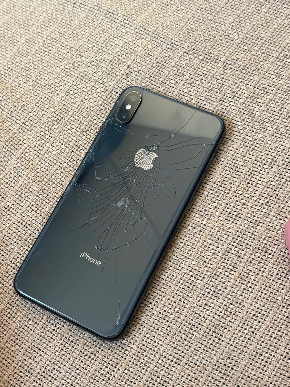 iphone XS MAX funcionando perfeitamente acompanha caixa original (tela trincada) - Foto 2
