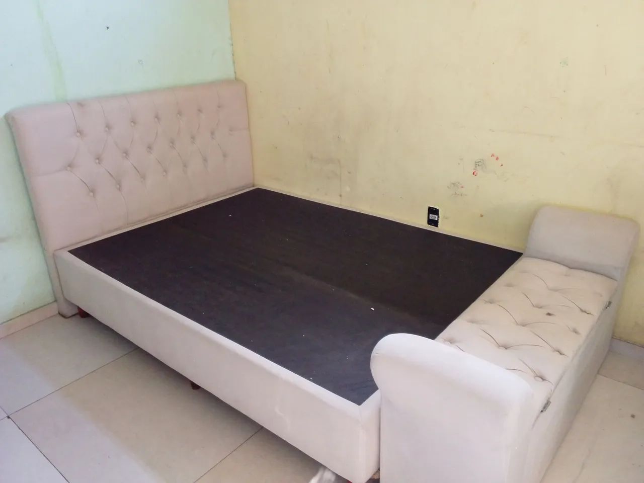 Cama casal marfim com cabeceira e baú 