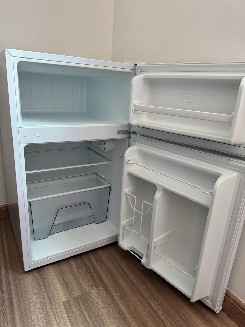 Refrigerador com freezer tamanho pequeno65576121530625121