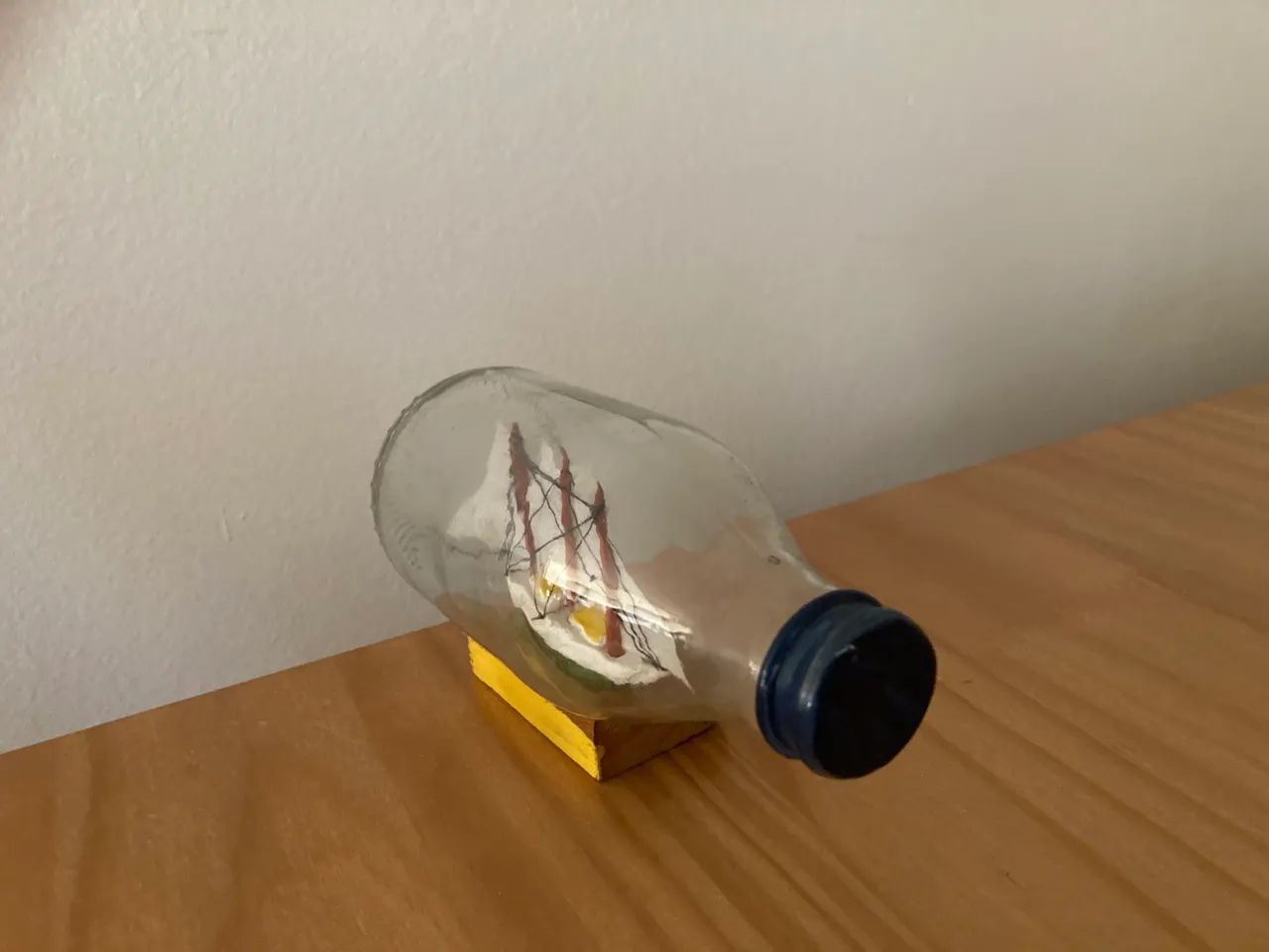 Garrafa de vidro com barco dentro - Foto 4