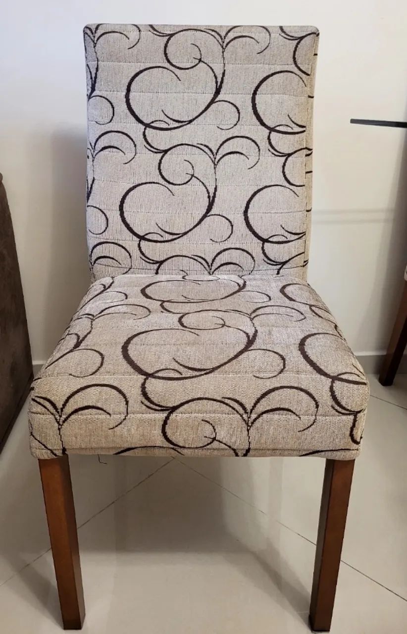Conjunto de cadeiras de jantar, estofadas e em madeira. - Foto 4
