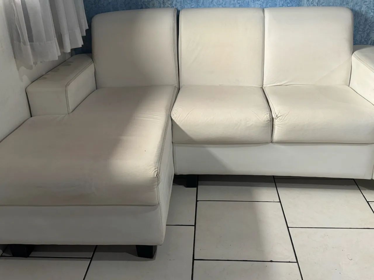 Sofá de couro e rack c/ suporte 