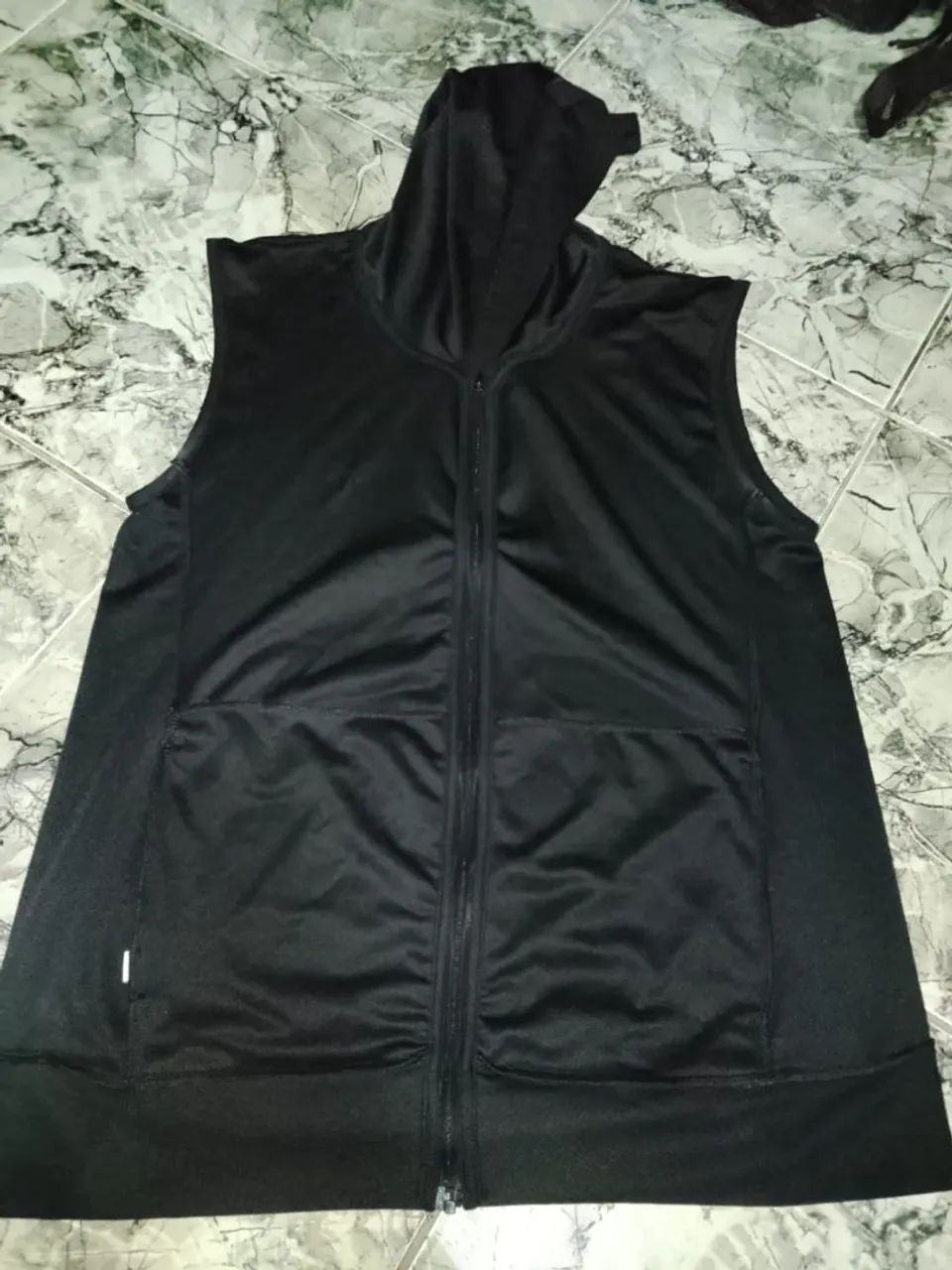 Colete Preto com Capuz - Lindo, Conservado e Barato!