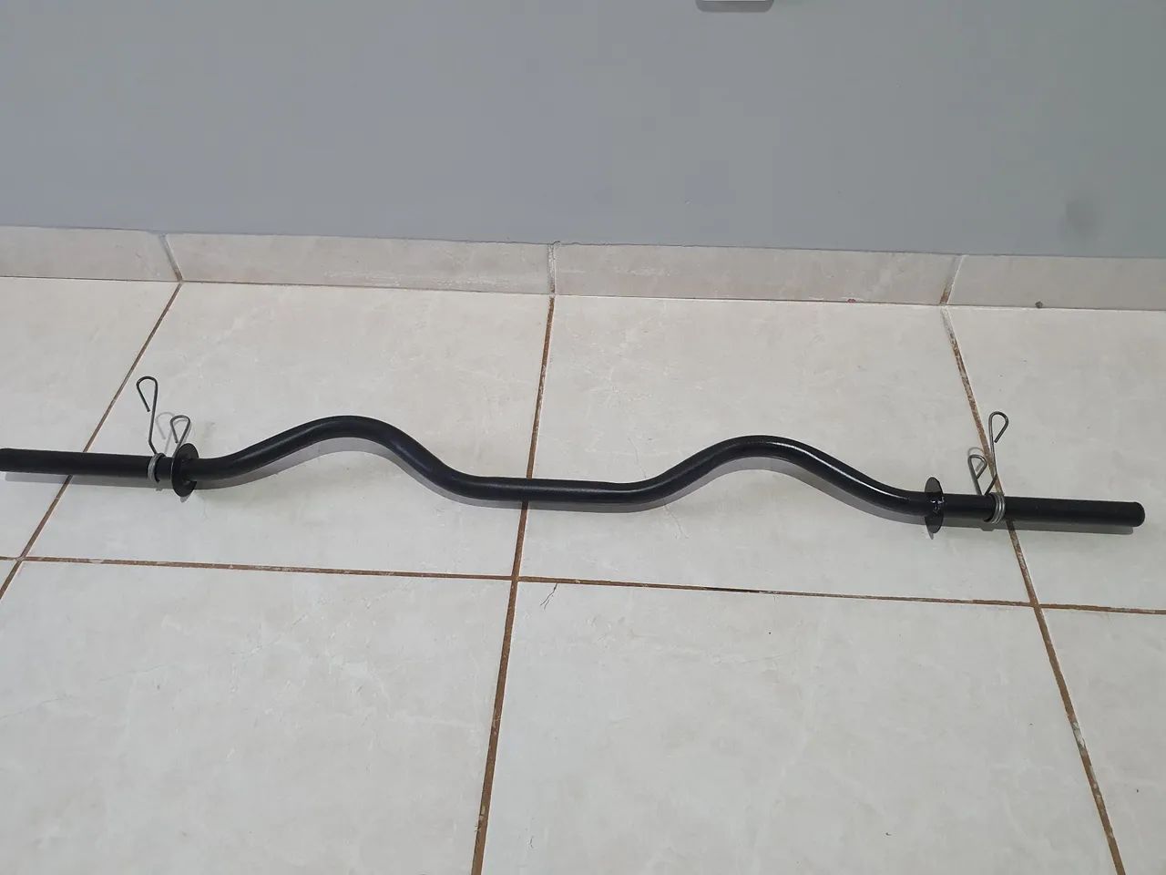 Barra W musculação.