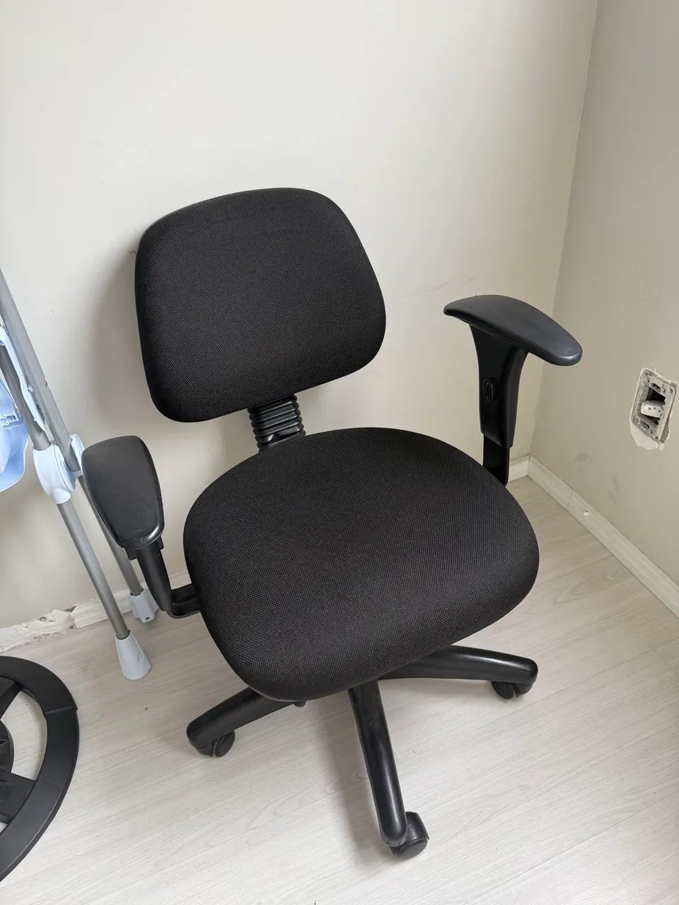 Cadeira para escritório giratória tecido com braços. Ideal para home office 