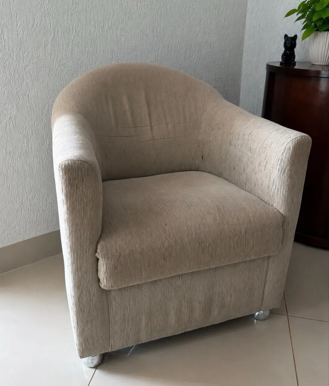 Poltrona Tub Estofada Bege - Confortável e Elegante - Foto 2