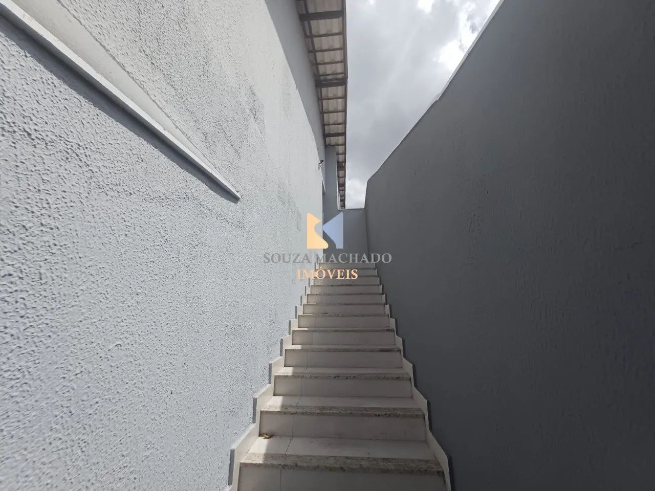 Casa linear acima do nível da rua de 3 quartos e uma vaga - Foto 2