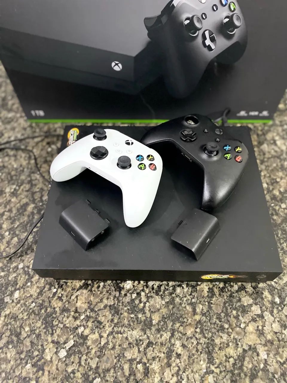 Xbox one X com 2 controles  - Foto 2