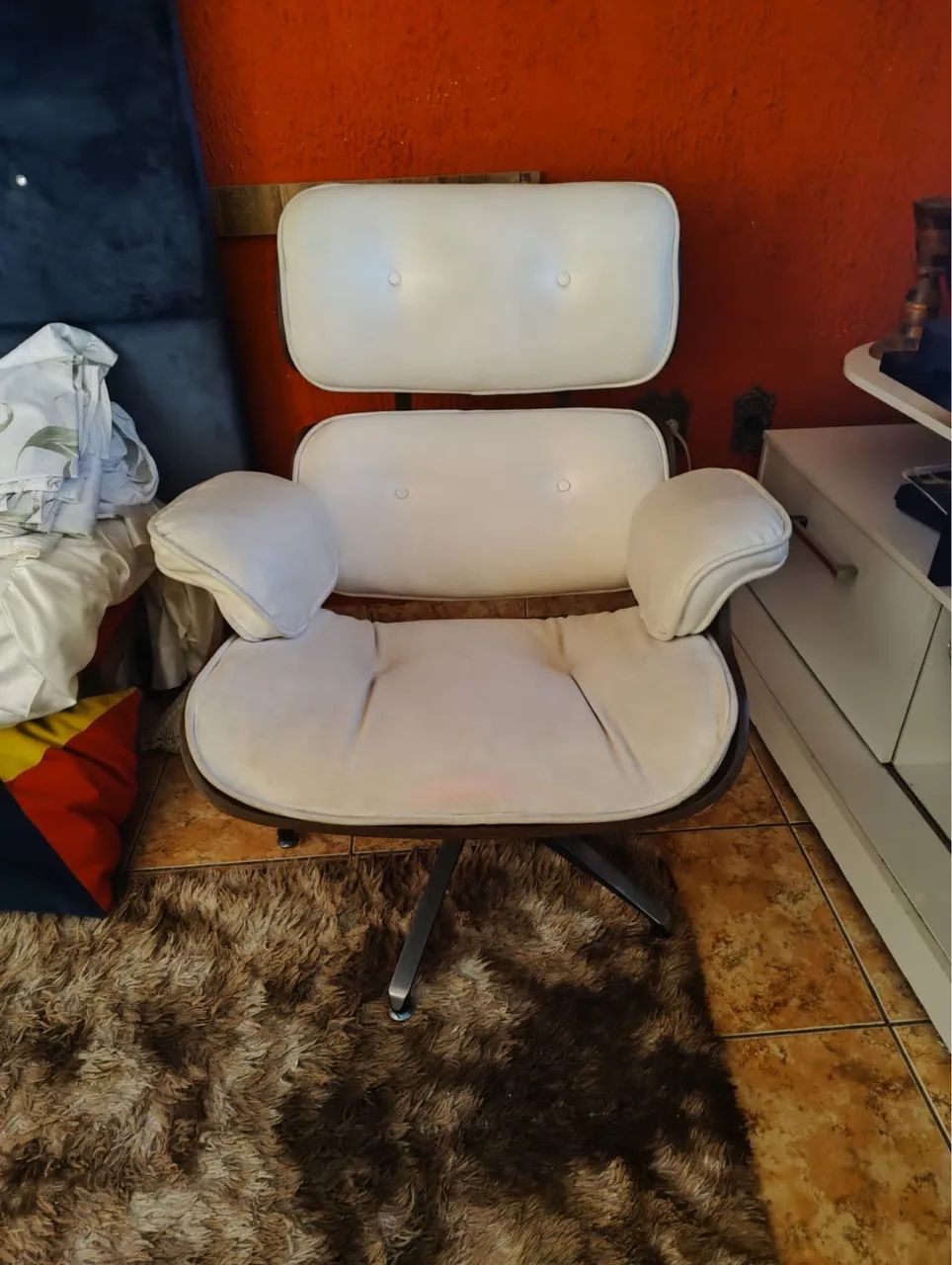 poltrona branca giratória 