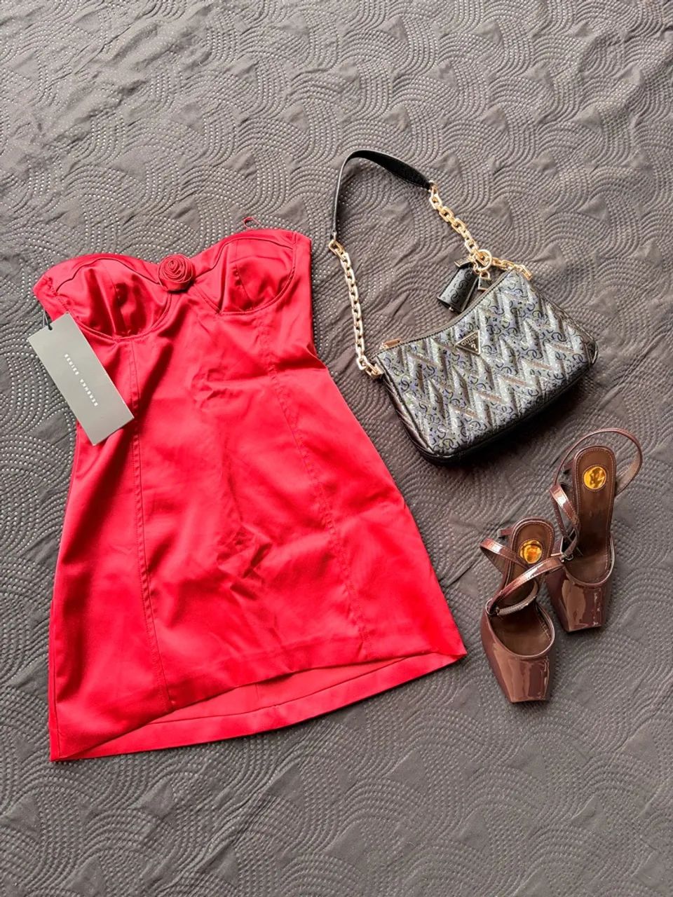 Vestido Bershka e bolsa Guess