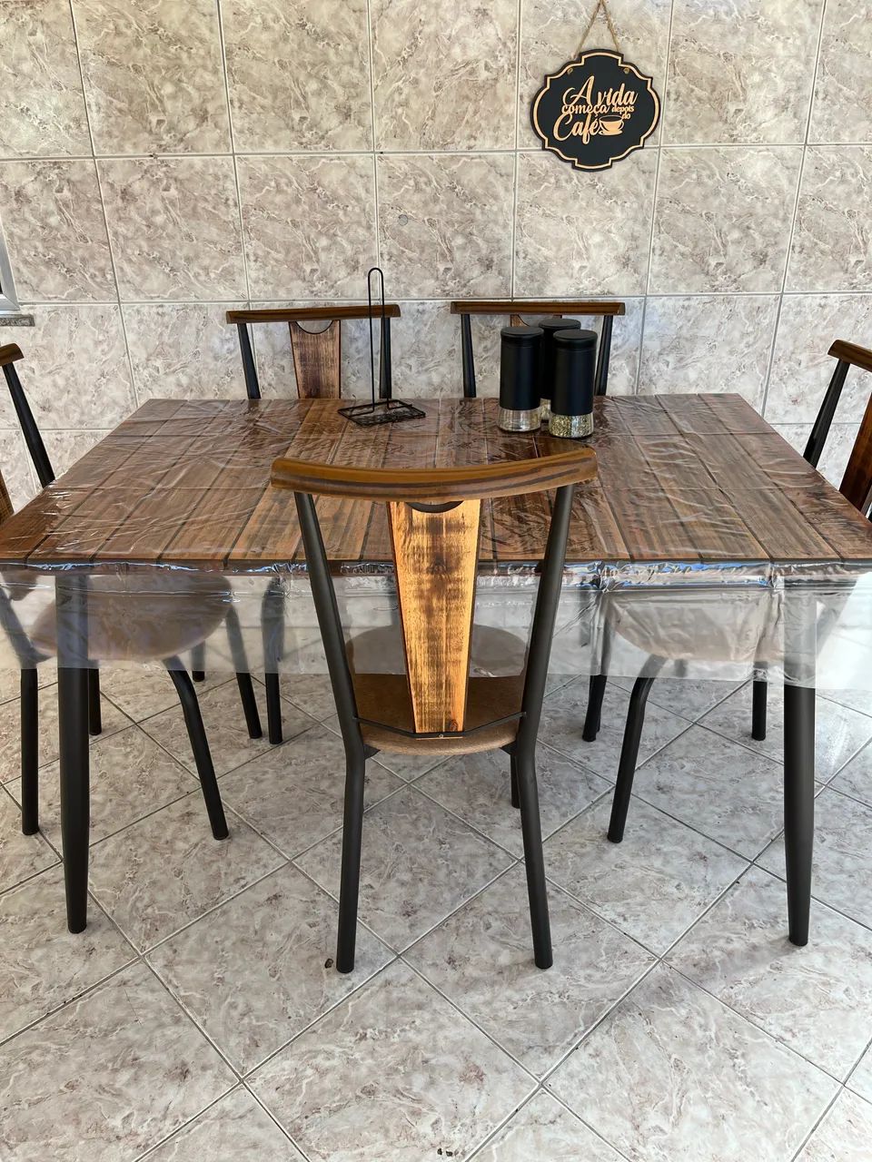 Mesa com 6 cadeiras 