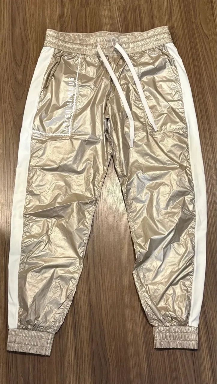 Calça Jogger Under Armour misty metalizada dourada e branca