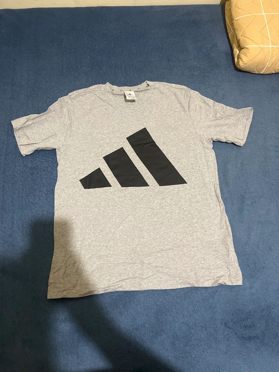 Camiseta Adidas cinza 