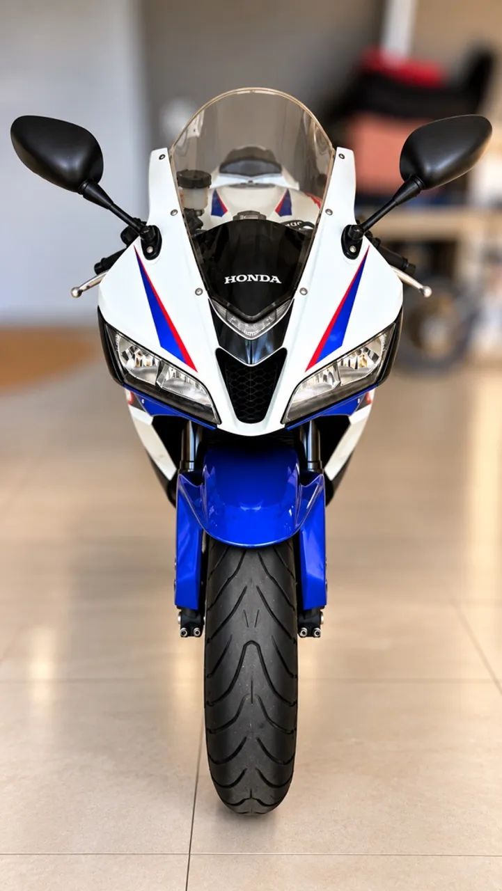 CBR 600 RR impecável. 