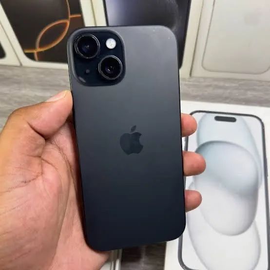 iPhone 15 - Preto (128GB)