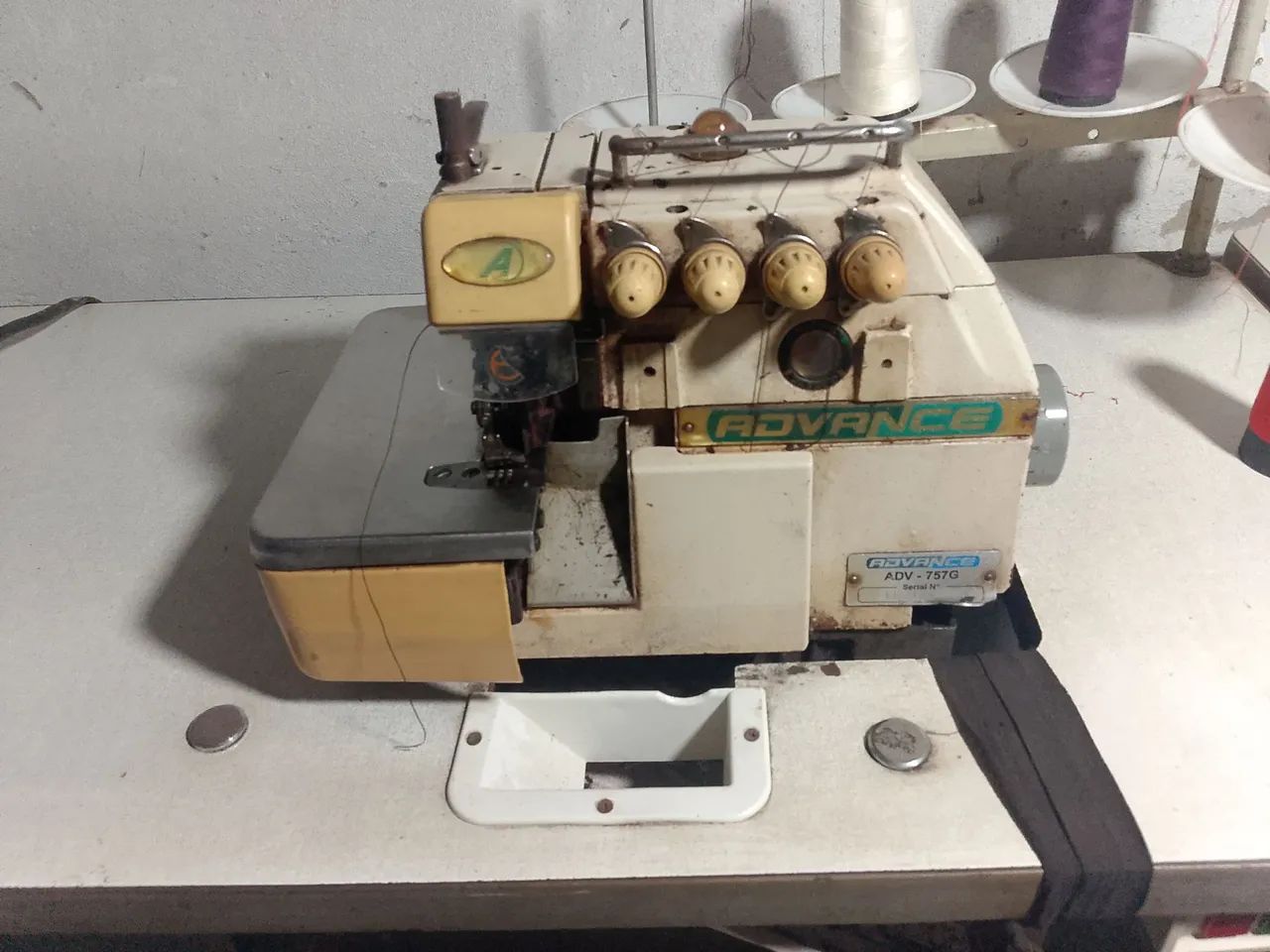 Vendo máquina de costura inteloc 